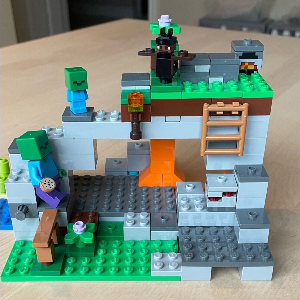 LEGO Set 21141 Minecraft: The Zombie Cave - Picture 4 of 9